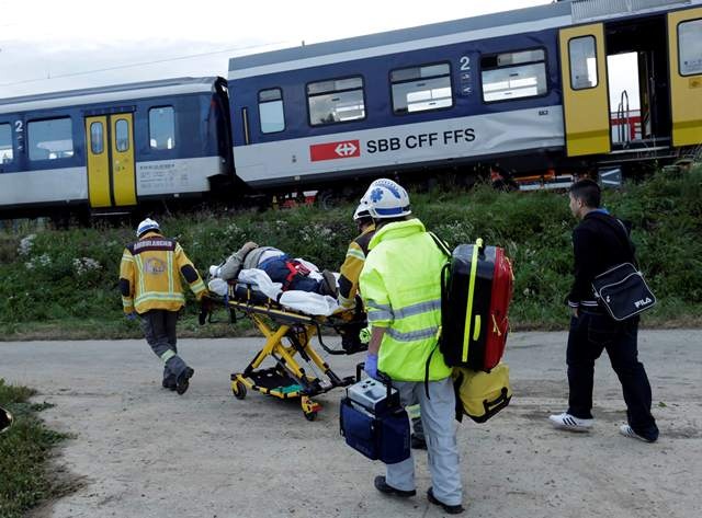قصة مصورة : أكثر من 40 مصابا في حادث تصادم قطارين في سويسرا