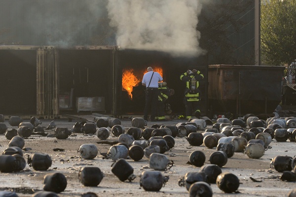 قصة مصورة: 15 مفقودا بعد انفجار مصنع للغاز في فلوريدا