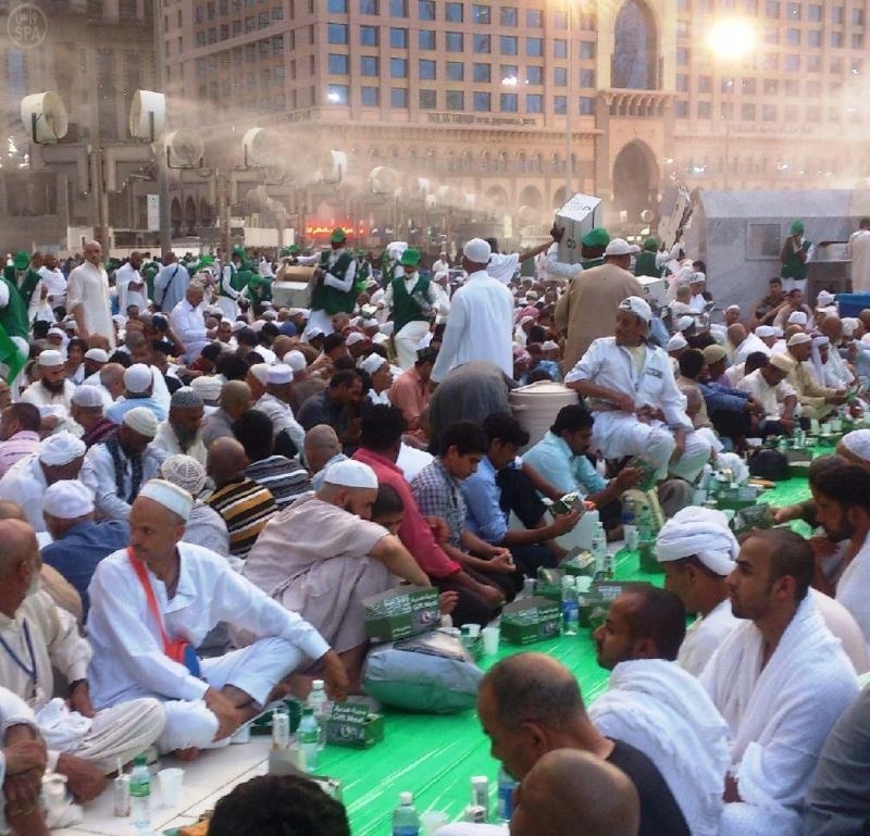 سفرة إفطار الخير في المسجد الحرام تمتد لـ 4 كم وتوزع 1.3 مليون وجبة