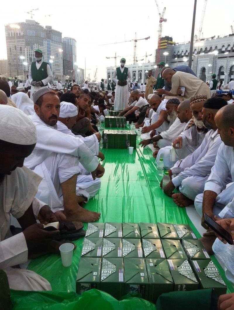 سفرة إفطار الخير في المسجد الحرام تمتد لـ 4 كم وتوزع 1.3 مليون وجبة