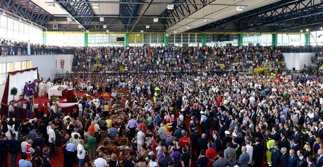4 الاف شخص يحضرون جنازة ضحايا حادث تحطم حافلة في ايطاليا