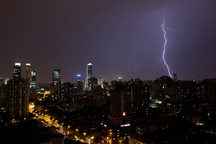 البرق يضرب في سماء العاصمة الصينية بكين