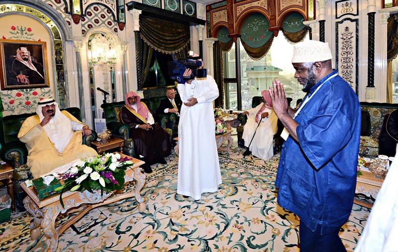 الملك يتسلم التقرير السنوي لـ"الحوار الوطني" ويشيد بدوره في نشر الوسطية والاعتدال