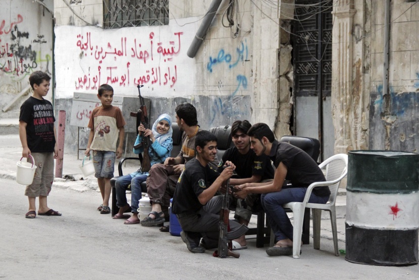 طفلة تتحدى صغر سنها وتتدرب على السلاح في سوريا