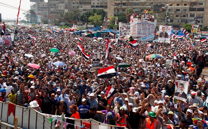 أنصار مرسي يعلنون مسيرات مسائية نحو منشآت ومقار عسكرية في القاهرة
