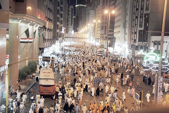 شارع إبراهيم الخليل بجوار الحرم المكي بعد صلاة التراويح.