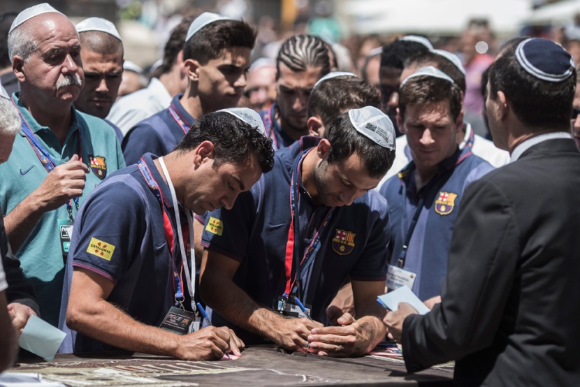 لاعبو برشلونة يعتمرون الكوفيات اليهودية عند حائط البراق