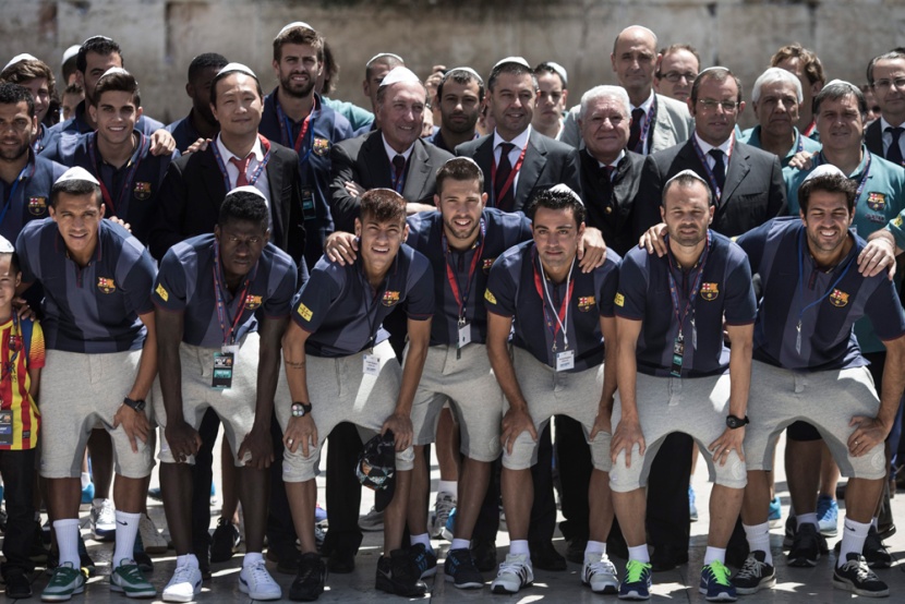 لاعبو برشلونة يعتمرون الكوفيات اليهودية عند حائط البراق