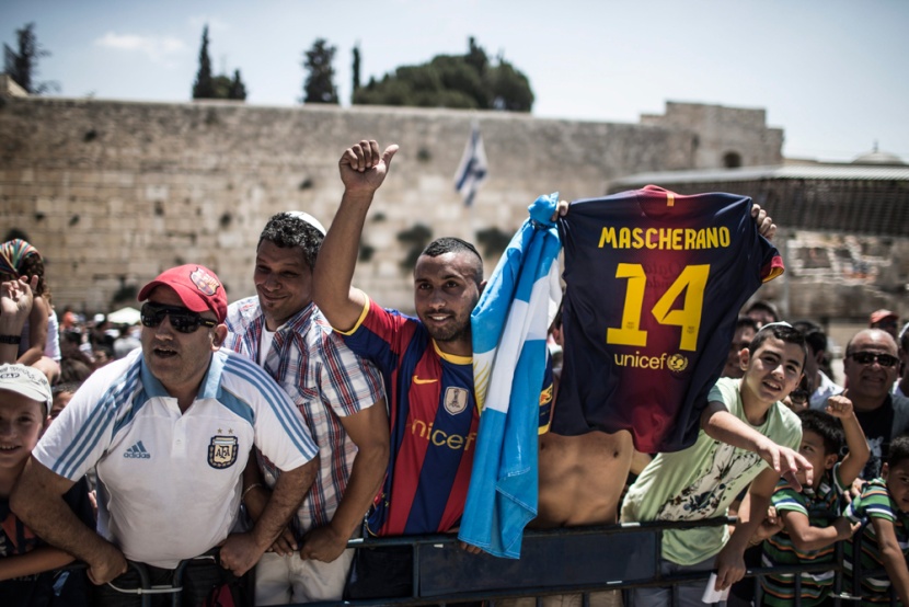 لاعبو برشلونة يعتمرون الكوفيات اليهودية عند حائط البراق