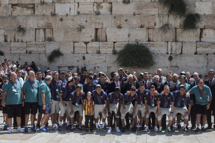 لاعبو برشلونة يعتمرون الكوفيات اليهودية عند حائط البراق