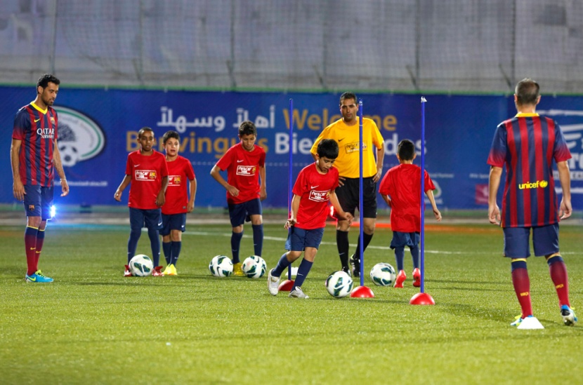 لاعبو برشلونة يعتمرون الكوفيات اليهودية عند حائط البراق