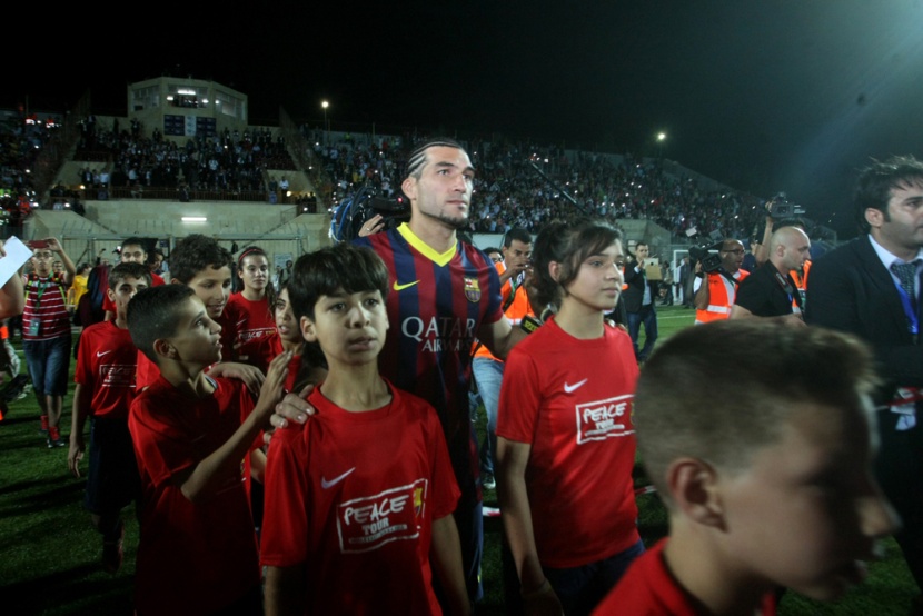 لاعبو برشلونة يعتمرون الكوفيات اليهودية عند حائط البراق