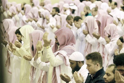 مصلون يبتهلون إلى ربهم في ليلة 27 بأحد مساجد العاصمة الرياض
