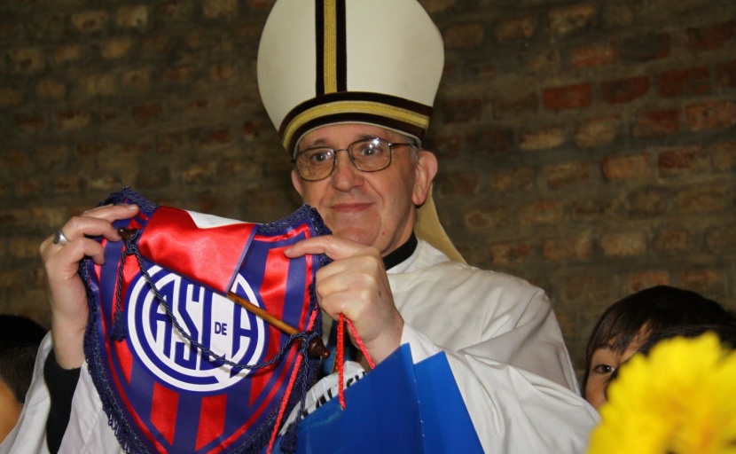 بابا الفاتيكان يدفع اشتراكه كمشجع في نادي سان لورنزو