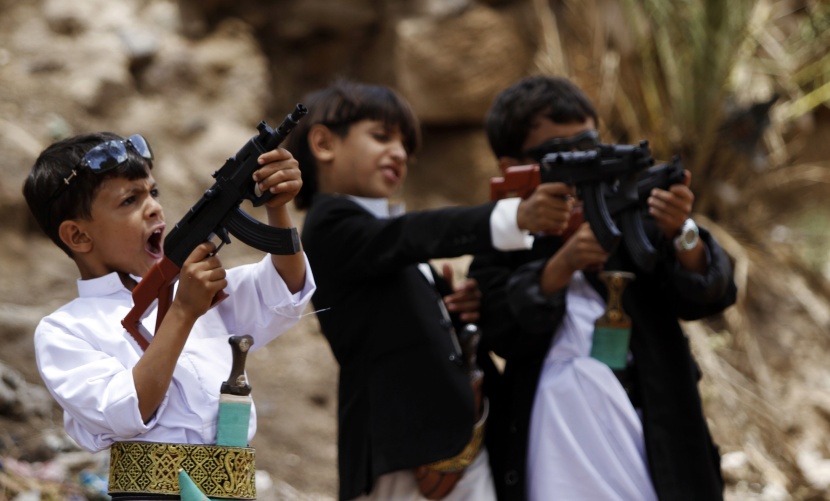 أطفال اليمن يلعبون بأسلحة بلاستيكية في احتفالات أول أيام عيد الفطر