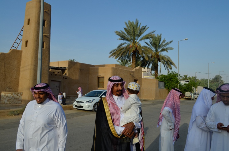 قصة مصورة: العيد بالمفيجر بساطة تعانق القلوب