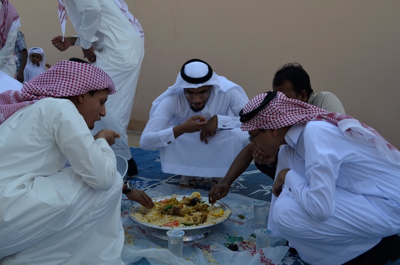 قصة مصورة: العيد بالمفيجر بساطة تعانق القلوب