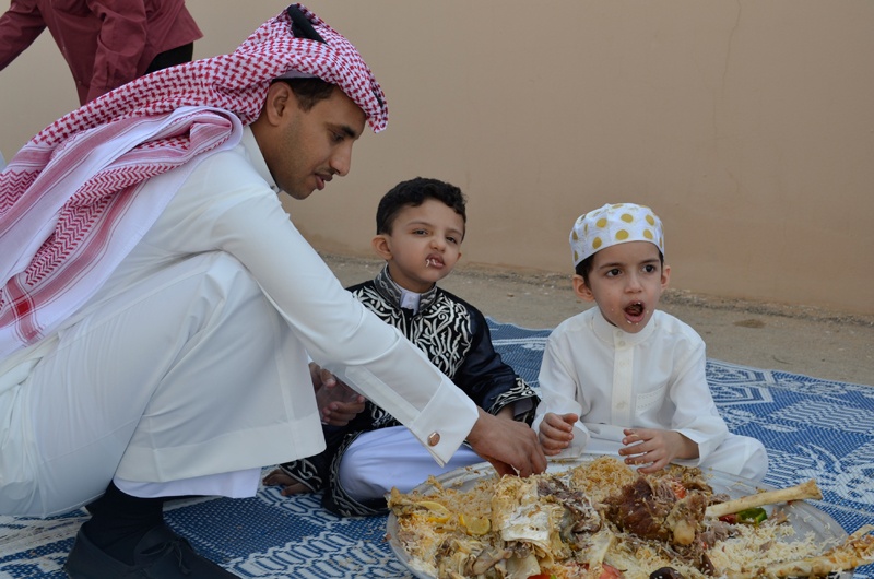 قصة مصورة: العيد بالمفيجر بساطة تعانق القلوب