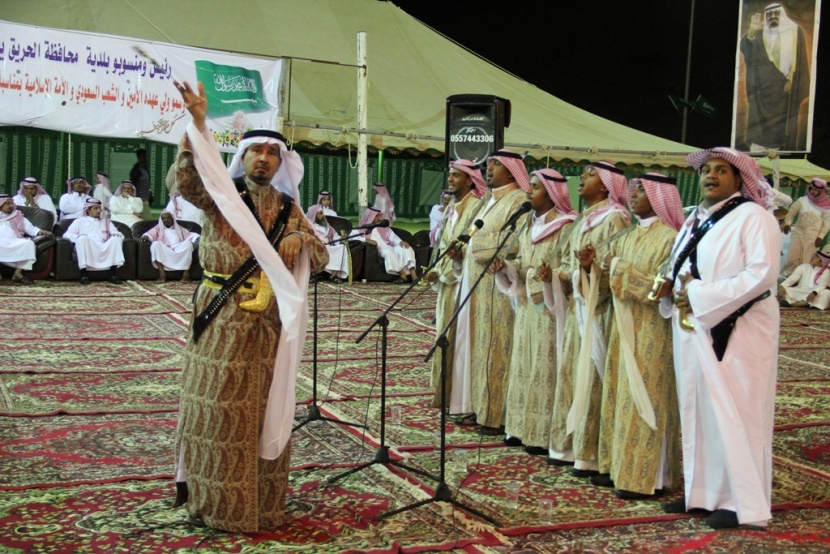 قصة مصورة: على أنغام العرضة السعودية أهالي الحريق يحتفلون بعيد الفطر