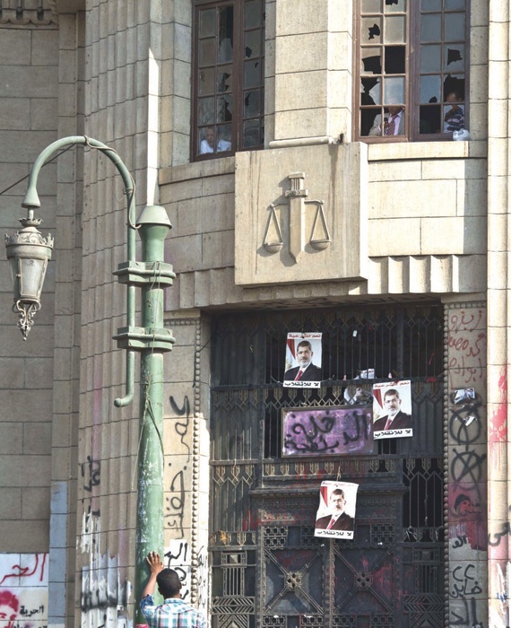 القضاء المصري يجدد حبس «مرسي» 15 يوماً