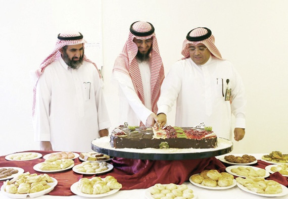 معايدة الموظفين .. بين التحفيز وتعطيل معاملات المراجعين