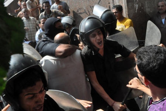 وكالة النيابة المصرية تأمر بحبس مرسي 15 يوما  بتهمة التحريض على العنف