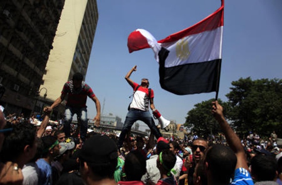 وكالة النيابة المصرية تأمر بحبس مرسي 15 يوما  بتهمة التحريض على العنف