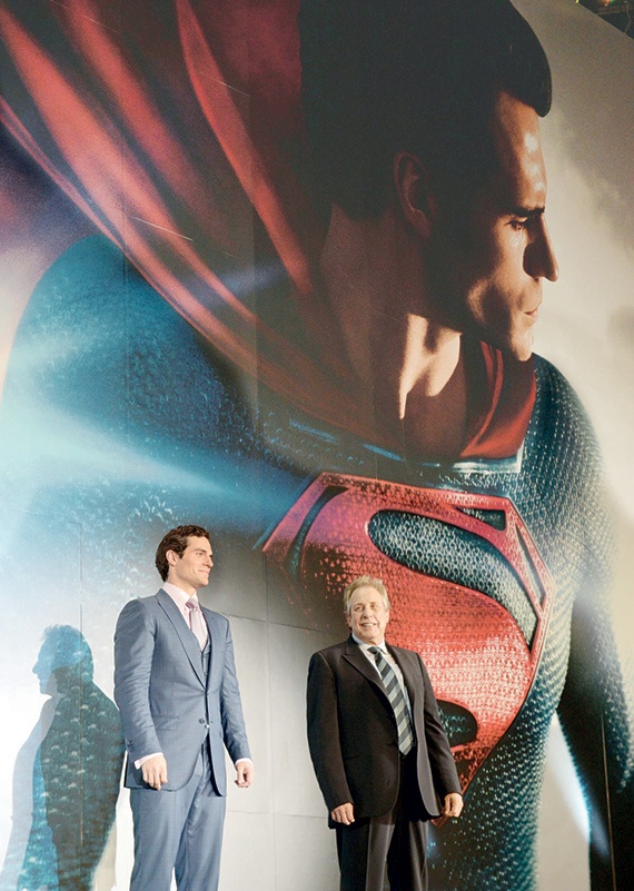 الممثل البريطاني هنري كافيل مع المنتج الأمريكي تشارلز روفن خلال حضورهما العرض الخاص لفيلم Man of Steel في العاصمة اليابانية طوكي