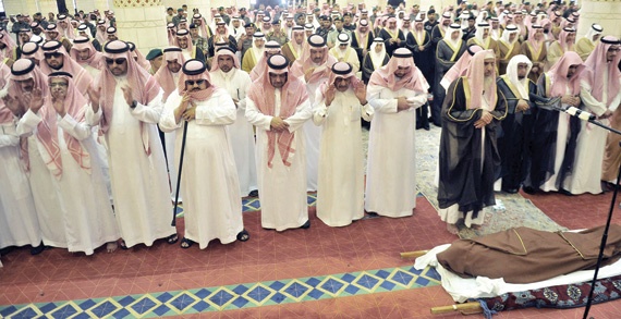 النائب الثاني يؤدي صلاة الميت على مساعد بن عبد العزيز