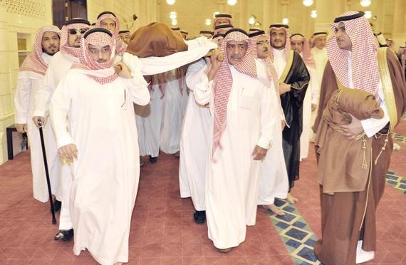 النائب الثاني يؤدي صلاة الميت على مساعد بن عبد العزيز