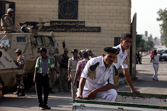 مصر : مبارك يغادر السجن على متن طائرة إلى مقر إقامته الجبرية