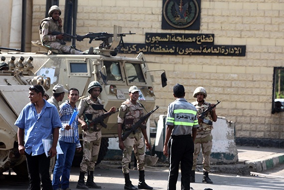 مصر : مبارك يغادر السجن على متن طائرة إلى مقر إقامته الجبرية
