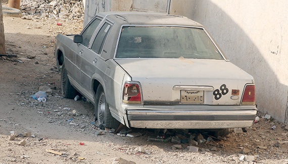 السيارات المتهالكة تتحوّل إلى مكبّ للنفايات وسط أحياء الرياض