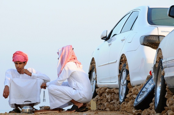 قصة مصورة : شباب ضباء يحجرون سياراتهم