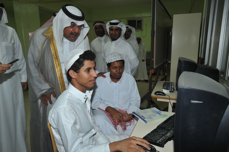 قصة مصورة.. وزير التربية يتابع انطلاق العام الدراسي من عمق مدارس جدة