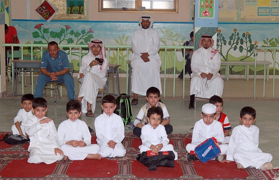 قصة مصورة : الحياة تعود إلى المدارس في العام الجديد