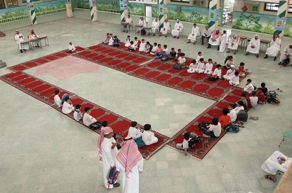 قصة مصورة : الحياة تعود إلى المدارس في العام الجديد