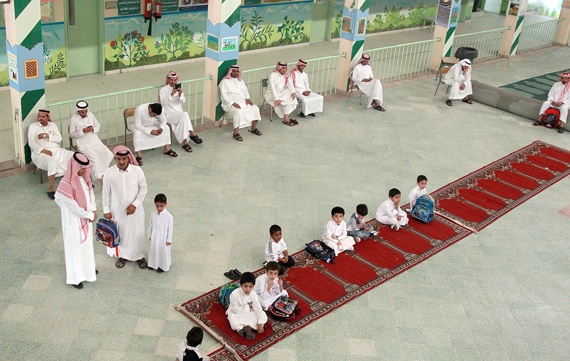 قصة مصورة : الحياة تعود إلى المدارس في العام الجديد