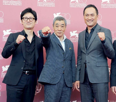 نجوم الفيلم الياباني Yurusarezaru mono خلال العرض الخاص في مهرجان فينيسيا السينمائي الدولي 70 الذي يعرض خارج المسابقة الرسمية