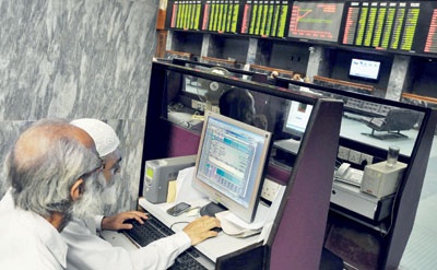 باكستانيان يراقبان أسعار «البورصة» في كراتشي