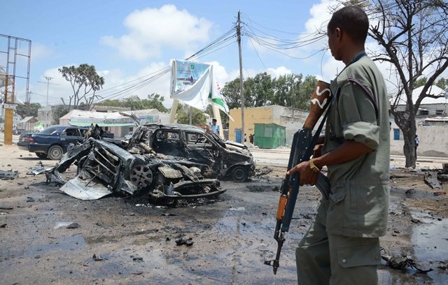 مقتل 15 على الاقل في تفجيرين استهدفا مطعما في العاصمة الصومالية
