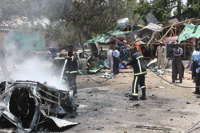 مقتل 15 على الاقل في تفجيرين استهدفا مطعما في العاصمة الصومالية