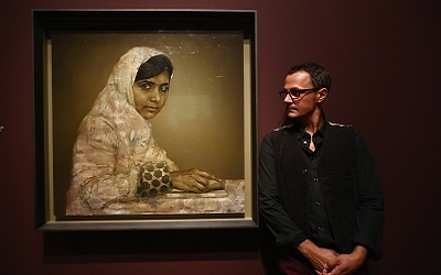 عرض لوحة كبيرة لملالا في متحف بريطاني