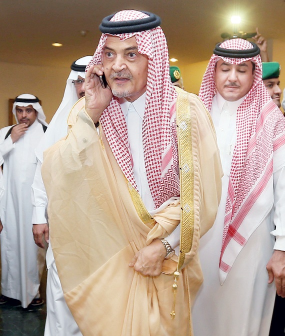 الأمير سعود الفيصل وزير الخارجية، يتحدث في هاتفه الجوّال لدى وصوله جدة،