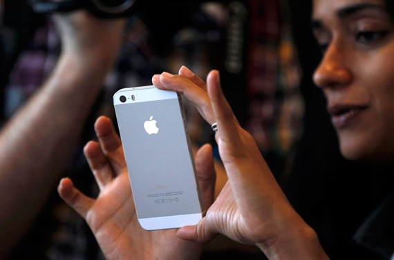 فيديو الاقتصادية الإلكترونية : أبل تطرح هاتفي ايفون 5s و 5c
