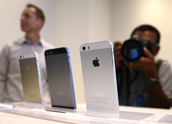 فيديو الاقتصادية الإلكترونية : أبل تطرح هاتفي ايفون 5s و 5c