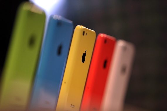 فيديو الاقتصادية الإلكترونية : أبل تطرح هاتفي ايفون 5s و 5c