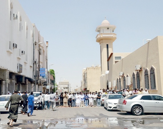 مصلون يغلقون الشارع أثناء صلاة الجمعة فى أحد المساجد بحائل