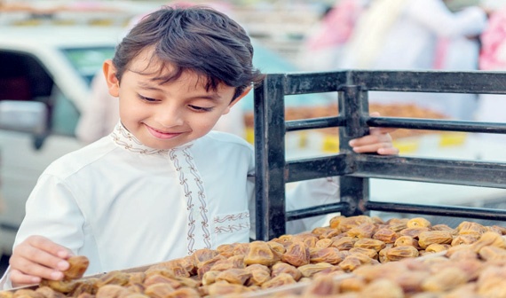 أهازيج حصاد التمور قبل 50 عاما تجذب زوار مركز النخلة في بريدة