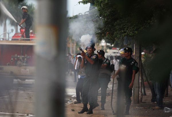 قصة مصورة: الشرطة تطلق الغاز المسيل للدموع على مسيرة للمعارضة الكمبودية